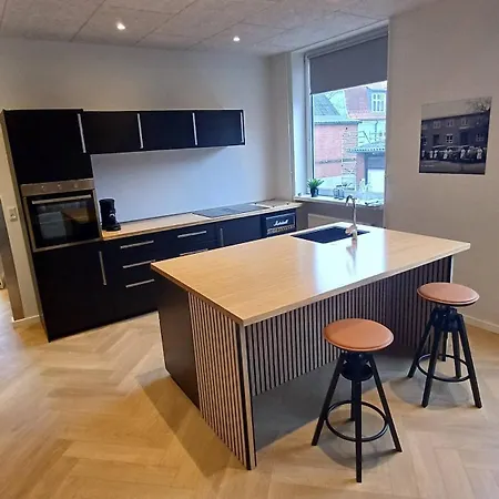 Luxurious In City, Free Parking Apartment